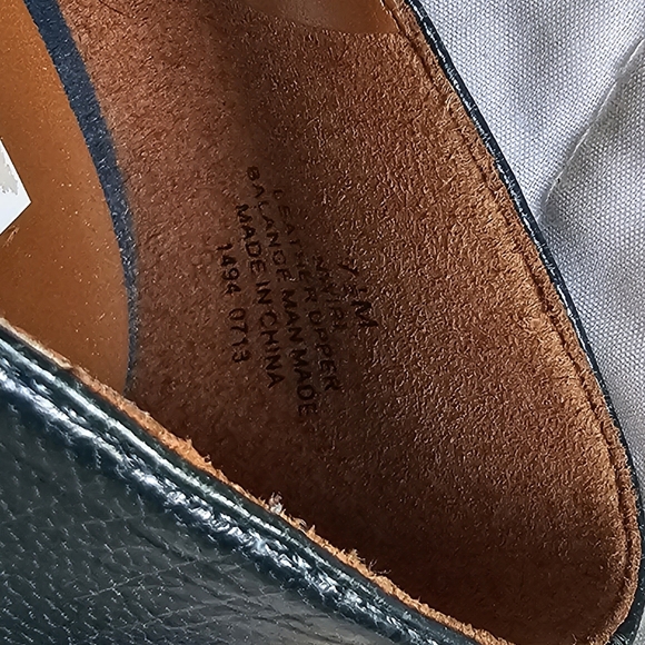 Nine West green low heels with gold buckle. Leather. Size 7.5 - Picture 6 of 6